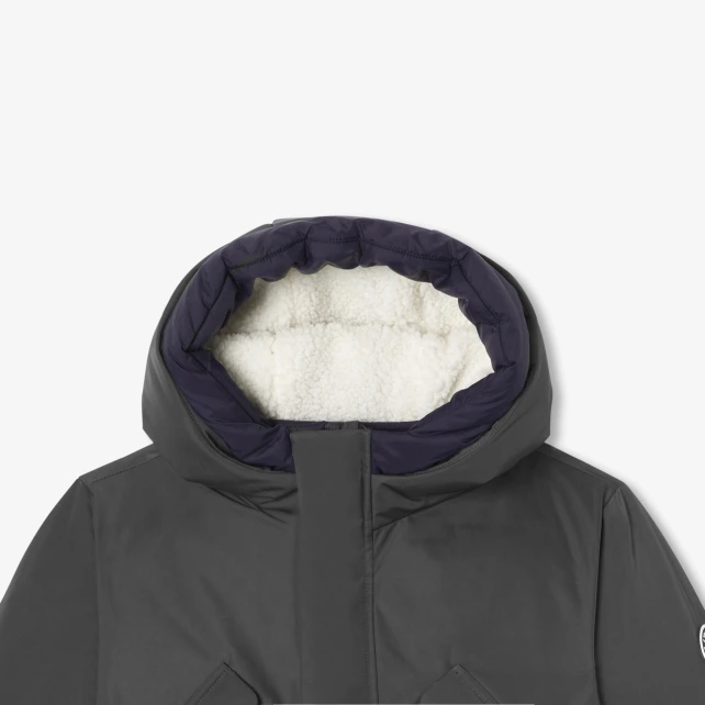 Texniki parka gödəkçəli oğlan