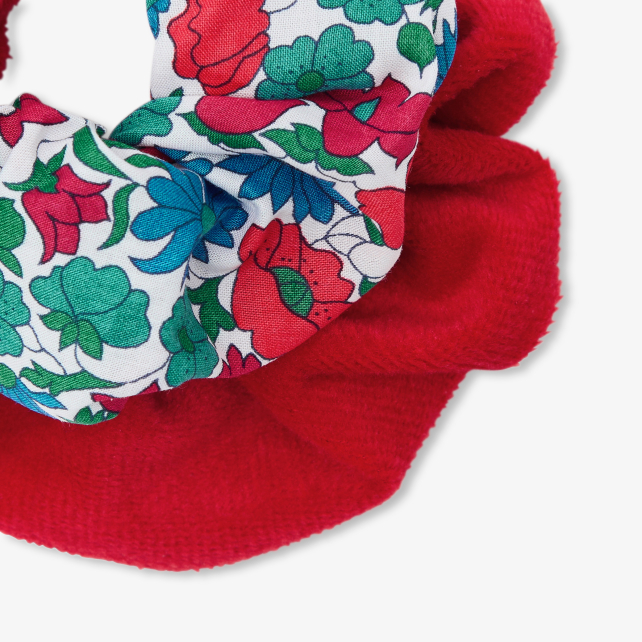 Girl duo of scrunchies