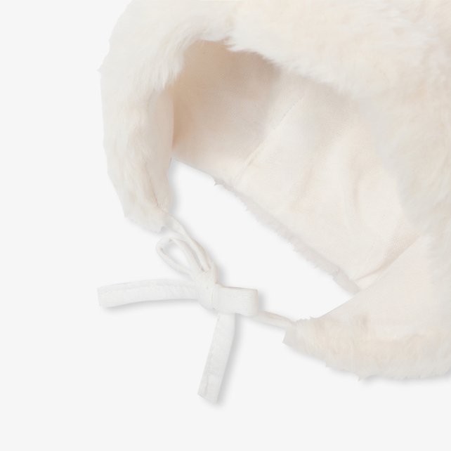 Baby bonnet in faux fur