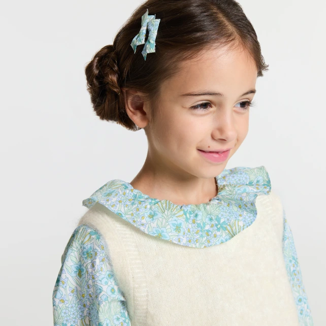 Girl sleeveless sweater