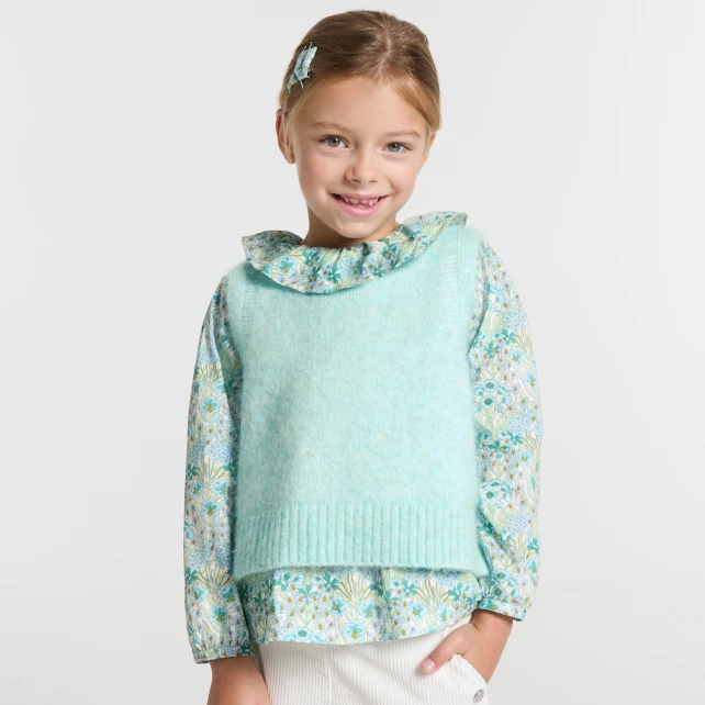 Girl sleeveless sweater