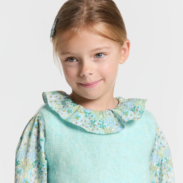 Girl sleeveless sweater